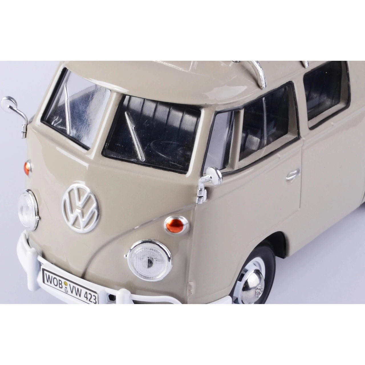 Motormax 1:24 Volkswagen Type 2 (T1) Pickup With Roof Rack-Suit Case-Tarp #79553 - Image 4
