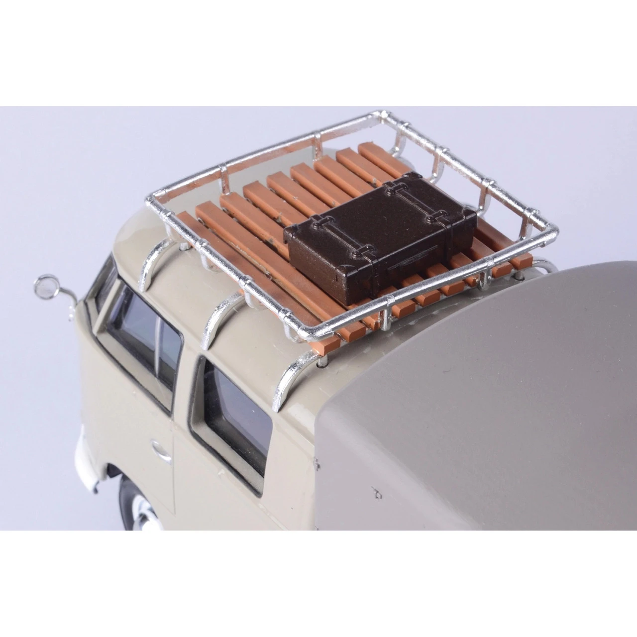 Motormax 1:24 Volkswagen Type 2 (T1) Pickup With Roof Rack-Suit Case-Tarp #79553 - Image 5