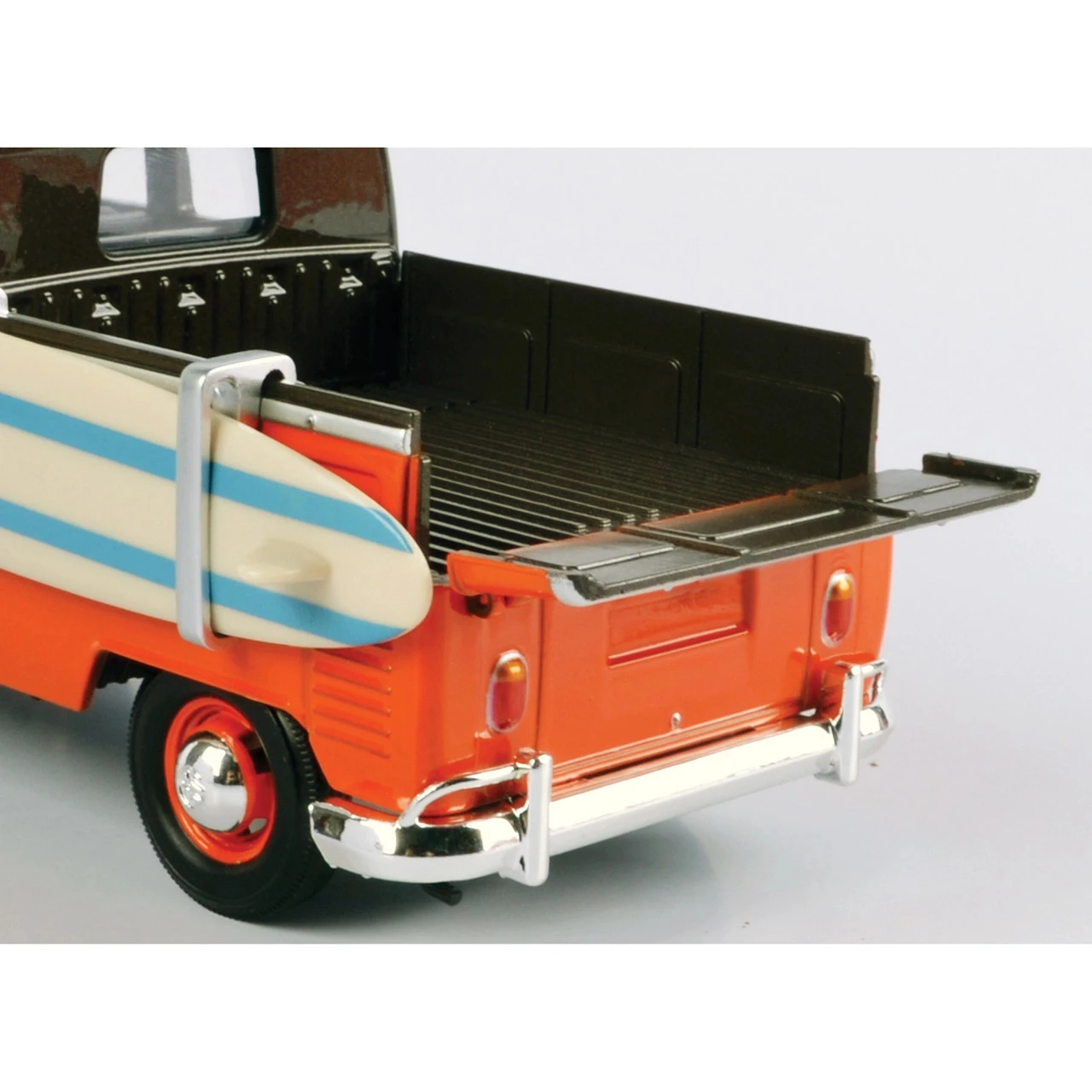 Motormax 1:24 Volkswagen Type 2 (T1) Pickup With Surfboard #79560 - Image 3