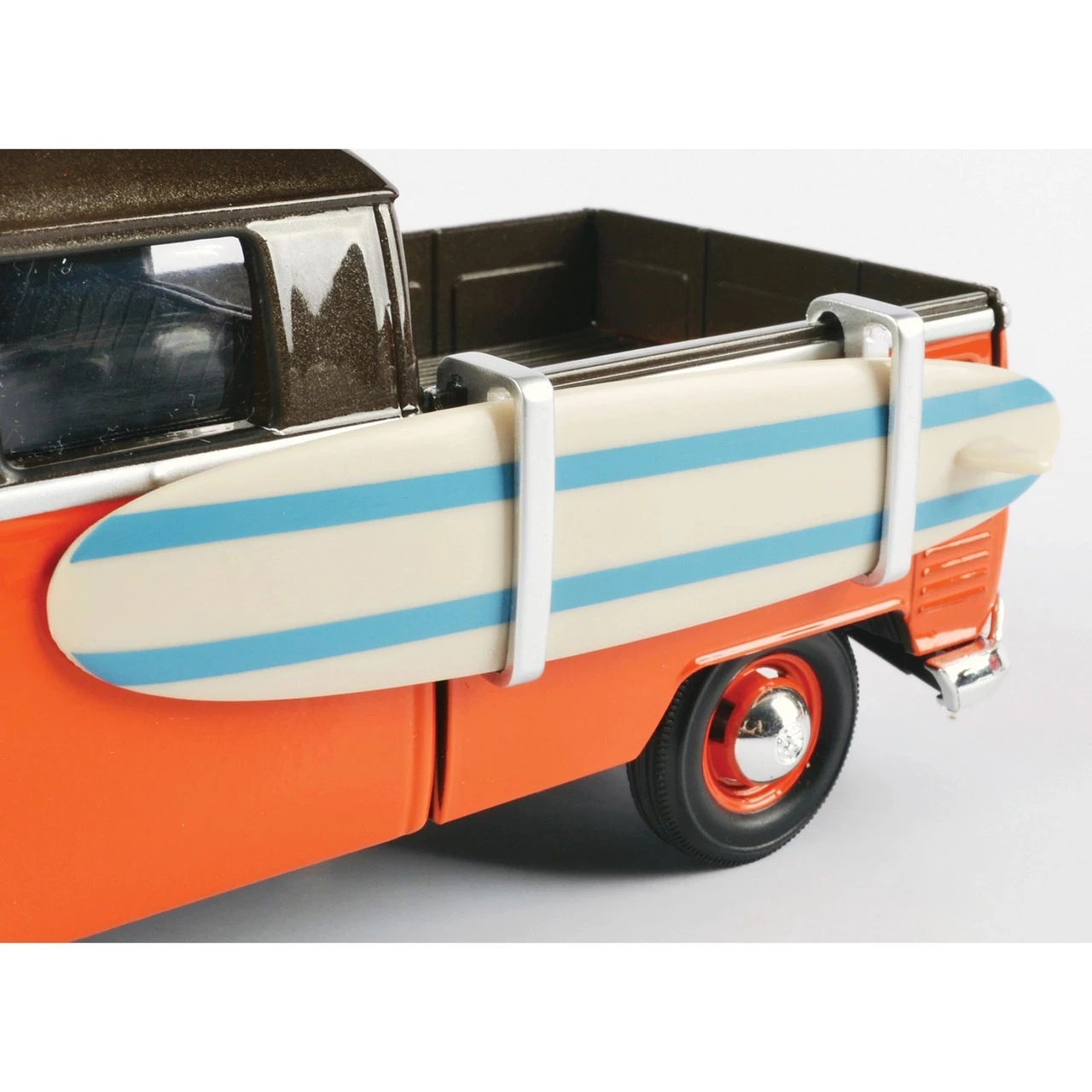 Motormax 1:24 Volkswagen Type 2 (T1) Pickup With Surfboard #79560 - Image 4